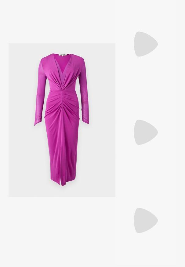 Fuksijasta obleka z dolgimi rokavi in globokim V-izrezom, ki ima zbrano dekoracijo na pasu in razporek do kolen. Gladka tekstura blaga.; Mornarska polo majica z ribanim vzorcem, ki ima ostro ovratnik, kratke rokave in dve sprednji žepni z gumbom na pritisk; poudarjena z belimi šivnimi detajli.; Črne lakaste balerinke s kvadratnim prstom, trakovi okrog gležnja z zlatimi dodatki in ravnim podplatom. Gladka tekstura z minimalističnim dizajnom.; Črna usnjena ročna torba z detajli fringa, zlatim verigo za rame in izrezanim ročajem. Na sprednji strani je nameščen logotip.