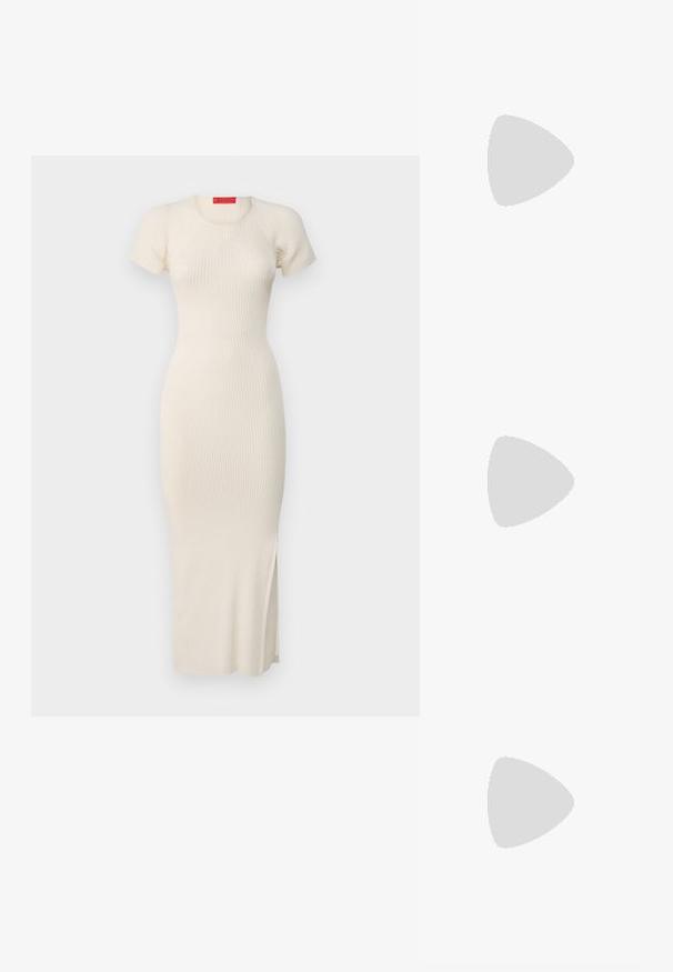 Ribgebreide midi-jurk in gebroken wit met korte mouwen, ronde halslijn, aangesloten silhouet en een zijsplit. Soepele textuur.; Zwarte leren hoge hak sandaal met enkelbandje. Heeft een gladde textuur, open teen en een dunne hak. Gouden gesp detail.; Zwarte croco-embossed leren tas met een gebogen ontwerp, gouden hardware-accenten, een verstelbare schouderriem en een logo-detail aan de voorkant.; Gouden metalen oorbellen in de vorm van een gebogen, verlengde hoop. Kenmerkend zijn het gladde, glanzende oppervlak en de afgeronde punt voor extra detail.