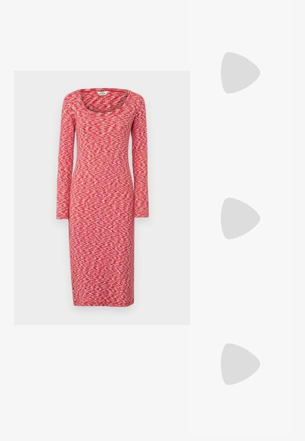 Pitkähihainen punainen mekko, jossa on pyöreä pääntie. Mekossa on teksturoitu kuvio, joka yhdistää vaalean ja tumman punaisen sävyt tasaiselle taustalle.; Mustat korkokengät sandaalit, joissa on ohuet hihnat solmittuna, sileä neliön muotoinen varvasosa ja tyylikäs stiletto-korko.; Mustat aurinkolasit, joissa on kulmikas, kissansilmämuoto. Hopeiset peililinssit. Kapeat, kevyet muovikehykset, joissa on hienovaraista brändäystä temppeleissä.; Hopea metalliset korvakorut, joissa on sileä, pisaramainen muoto ja kiillotettu pinta. Huomaamattomat kaiverrukset lisäävät yksityiskohtia. Minimalistinen muotoilu.