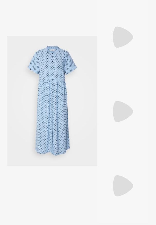 Abito blu con maniche corte, chiusura frontale con bottoni e vita arricciata. Presenta pois blu navy su uno sfondo azzurro chiaro.; Mocassini in pelle nera con una finitura liscia, dotati di una fascia decorativa, punta rotonda e suola texturizzata. Indossati con una lunga gonna in pelle nera.; Borsa hobo in pelle nera con un manico unico, morbido e arrotondato; presenta una texture liscia e un design minimalista. Nessun hardware o accenti visibili.; Orecchini a cerchio in oro con una forma irregolare e texture. Presentano una chiusura senza giunture e una finitura superficiale lucida, che enfatizza un design moderno.