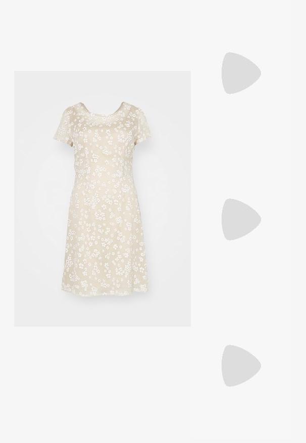 Ida Sjöstedt SIENNA DRESS - Robe de soirée - honey; Escarpin slingback en vernis noir avec un bout pointu, présentant un imprimé serpent texturé, une sangle réglable et un petit talon bloc texturé.; Sac en cuir noir porté en travers avec deux poches avant, boucles dorées, fermeture zippée et une sangle fine. Surface texturée et forme rectangulaire compacte.; Boucles d'oreilles en or lumineux avec un cristal rectangulaire transparent pendent sous une rangée de petits accents ronds transparents. Design élégant et moderne.