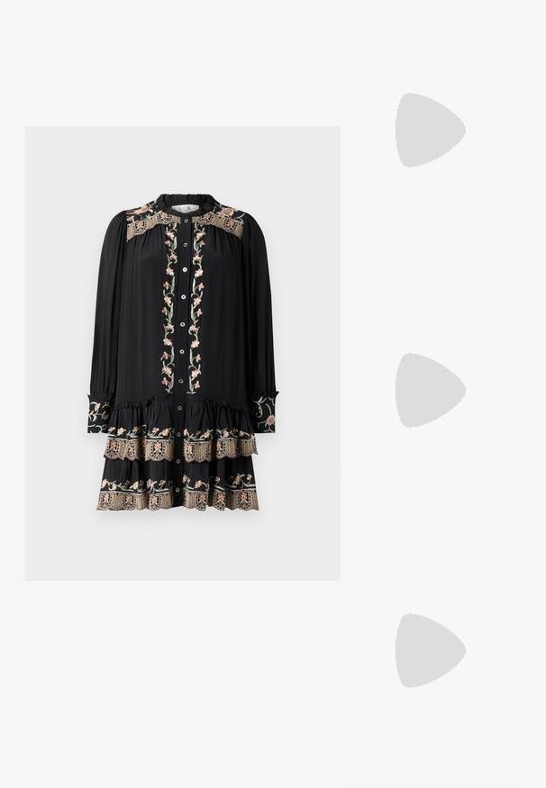 Sea - Sukienka letnia; Czarne skórzane buty typu slingback z ostrym noskiem, ozdobnymi paskami z metalowymi oczkami oraz niskim klinowym obcasem. Teksturowana powierzchnia.; Czarna skórzana torebka w kształcie wiadra o teksturowanym wykończeniu, z złotymi akcentami metalowymi i otwartą górą. Posiada krótką rączkę oraz regulowany pasek na ramię.; Dwa kolczyki w kształcie skrzydeł, wykonane z metal w srebrnym odcieniu z przezroczystymi, okrągłymi cyrkoniami oraz akcentami w złotym odcieniu w wielowarstwowym wzorze.