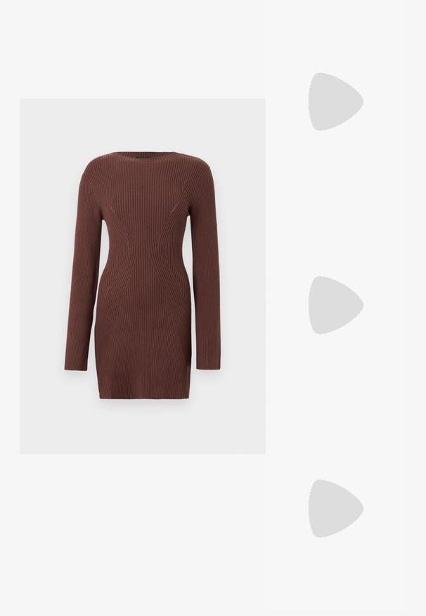 Pruun soonikuga ribatatud pikkade varrukatega kleit, mille vöökoht on istuv ja ümar kaelus, taustal on ühtlane pind.; Must musta nahk kingad sanga ja terava ninaga, ankle strapidega, millel on hõbedased pandlad ja riistvara ning õhuke konts.; Kuldmetallist käekott, millel on struktureeritud disain, sile tekstuur ja reguleeritav rihm. Omab ainulaadset kolmnurkset kuju ja minimalistlikku õmblust.; Kuldse värvi kõrvarõngad, mis on kaunistatud tekstuursete ja laineliste kujunditega. Komplektis on skulpturaalsed klamber kõrvarõngad ja avatud rõngasdisain, millel on lõhestatud viimistlus.