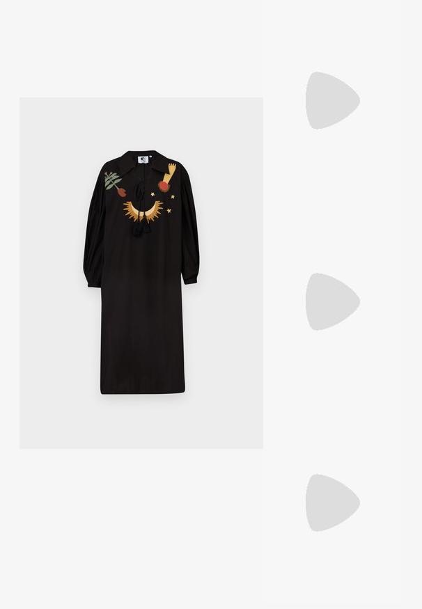 Sort kjole med lange puffærmer, en krave og dekorativ broderi i guld, rød og grøn. Har nister ved halsudskæringen.; Hvide lædersneakers, lavtop design, med en glat tekstur, rund tå, snørret front og et lille broderet logo på siden.; Sort læder halvmåne taske med en guldfarvet hardware detalje, der har en lynlåslukning. Båret som crossbody over en grå sweater.; Guldtonede knude-stud øreringe med et vredet design. Hver ørering har en cirkulær klar bagside for sikker brug.
