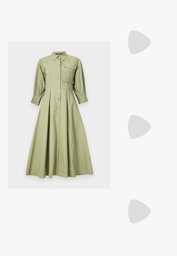 Μακρυμάνικο φόρεμα με κουμπιά σε ελιά πράσινο βαμβάκι. Διαθέτει τσέπη στο στήθος, πτυχώσεις στη φούστα και εφαρμοστό μπούστο με γιακά.; Μαύρο παπούτσι slingback με αιχμηρή μύτη και χαμηλό τακούνι, κατασκευασμένο από λείο δέρμα με σχέδιο κοπής στη πλευρά για αερισμό.; Μαύρη δερμάτινη τσάντα ώμου με απαλή υφή, τριγωνικό σχήμα και ρυθμιζόμενο λουρί, συνδυασμένη με ένα ανοιχτό μπλε ριγέ πουκάμισο και λευκό παντελόνι.; Τρία μεταλλικά δαχτυλίδια: ένα ροζ χρυσό, ένα χρυσό με υφές και ένα ασημένιο, όλα με εγχαραγμένο λογότυπο στην εσωτερική πλευρά.