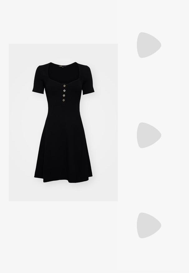 Robe noire en tricot avec un corsage ajusté, des manches courtes, un décolleté carré et une jupe évasée. Présente des fermetures à boutons décoratifs.; Ballerine en cuir verni noir avec un bout carré, sangle de cheville avec des détails en métal argenté et semelle plate. Texture lisse avec un design minimaliste.; Maje MISS MINI - Sac bandoulière - noir; Boucles d'oreilles en ton or avec plusieurs chaînes en cascade, présentant des accents en strass ovales transparents et des dessus à clous décoratifs.