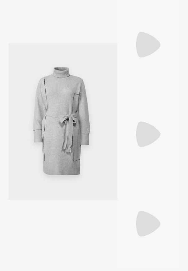 Pelēka dzija kleita ar augstu apkakli, garām piedurknēm un jostu viduklī. Iekļautas melnas kontrastējošas šuves un ribotas aproces. Mīksta, teksturēta auduma.; Melni potītes zābaki, kas izgatavoti no gludas ādas, ar sānu rāvējslēdzēju, masīvu strukturētu papēdi un noapaļotu purngalu.; Melnas ādas somiņa ar gludu tekstūru, taisnstūra formu un divām garām rokturiem. Nav redzamu aparatūras vai rotājumu.; Sudraba riņķa auskari ar elegantu, apaļu dizainu, kas izceļas ar gludu virsmu un bez redzamām rotājumām. Diametrs netiek norādīts.