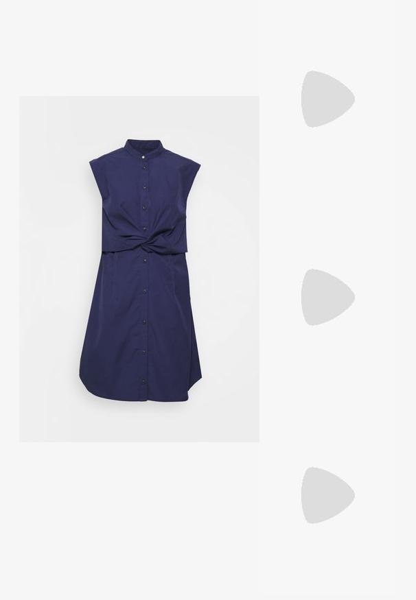 rag & bone LOUISA SLEEVELESS DRESS - Särkkleit - navy; Mustad nahast libisemisega mullingud terava varbaga, volditud tekstuuriga ja väikese kitinõelaga. Omab tõmbluku detaili avas.; Mustmust kott poolkuu kuju, tekstuurse pinnaga, kuldne tõmblukk ja lame rihm. Kompaktne disain, mis sobib igapäevaste essementide jaoks.; Hõbedane rõngaskõrvarõngas, millel on vertikaalne riputus ja üksvalge pärl. Disain on elegantne, sujuva ja poleeritud pinnaga.