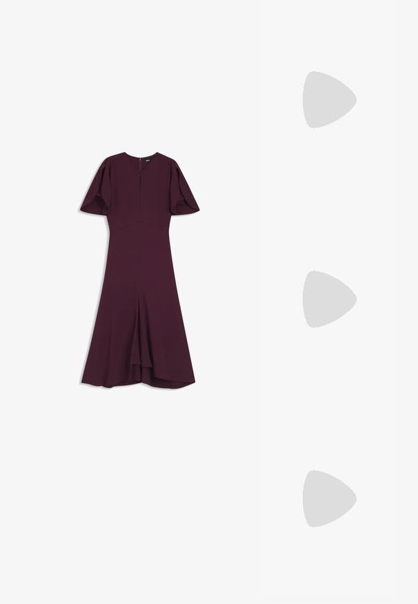Abito midi viola scuro con scollatura a V, maniche a palloncino corte, vita aderente e orlo svasato, dotato di chiusura con cerniera sul retro.; Scarpa slingback nera con punta affilata e tacco basso, realizzata in pelle liscia e con un design a taglio laterale per favorire la traspirabilità.; Borsa a tracolla nera in pelle con forma curva, manico sottile, cerniera argentata e logo Calvin Klein sul davanti. Texture liscia e design minimale.; Tre anelli metallici: uno in oro rosa, uno in oro con dettagli in rilievo e uno in argento, tutti con marchi incisi sulla parte interna.