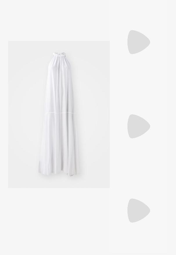 Ilga, halter tipo suknelė balta spalva, su susiraukšlėjusia iškirpte ir laisva siluetu, pagaminta iš lengvo audinio be siūlių.; Sidabriniai slingback aukštakulniai batai su smailia pavadinimu, metaliniu paviršiumi, dviem dekoratyvinėmis juostelėmis ir lieknu kulnu su juodu galiuku.; Sidabrinė metalinė rankinė su struktūrizuota forma, turinti viršutinę rankeną ir kaspiną priekyje. Lygi tekstūra, atspindinti apdaila.; Auksinės auskarai, turintys tekstūruotus, bangų formos elementus. Įeina skulptūriniai segami auskarai ir atviri lankai su išmuštu paviršiumi.