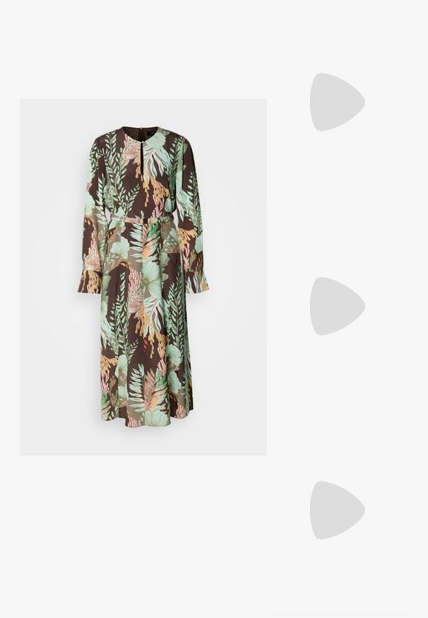 Abito a maniche lunghe con sfondo nero e motivi floreali verdi, corallo e pastello. Tessuto liscio e dettaglio in vita arricciato.; Scarpa slingback a punta in pelle bianca sporca, caratterizzata da un tacco basso e un design con ritagli, dal texture liscia e con accenti minimi.; Borsa a mano in pelle nera con un design strutturato, caratterizzata da una forma corta, manico superiore e accessori in metallo dorato. Inclusa tracolla regolabile.; Orecchini a cerchio in metallo argentato con una superficie liscia e lucida e un design strutturato e arrotondato. Presentano una chiusura a cerniera per un indosso sicuro.