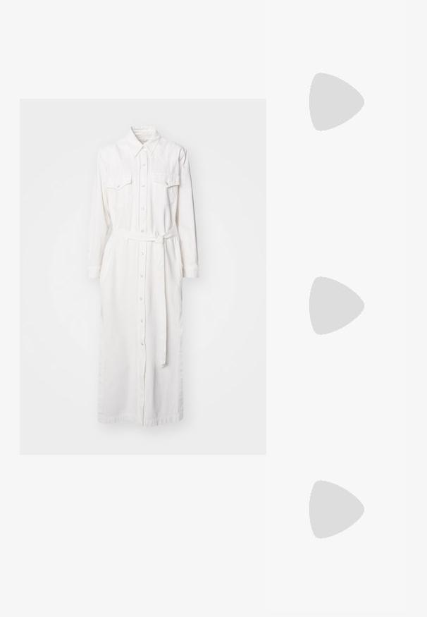 Balta ilga rankovė suknelė pagaminta iš medvilnės, su apykakle, dviem krūtinės kišenėmis ir diržo raiščiu, pasižyminti mygtukų užsegimu priekyje ir tiesia siluetu.; Balta medvilnės marškinėliai su dideliu raudonu ir tamsiai mėlynu grafinio spauda, vaizduojančia arklį ir „LEVI'S THE ORIGINAL“ tekstą paryškintomis raidėmis.; Rudos odinės valtinės bateliai su žemu pjūviu, su lašeliu, metaliniais akis ir tekstūruota guma pačia, su siuvinėjimu priekyje.; Ruda odinė rankinė su erdviu dizainu. Turi lygią tekstūrą ir subtilų auksinį logotipą. Derinama su grietinėlės spalvos mezginiu.