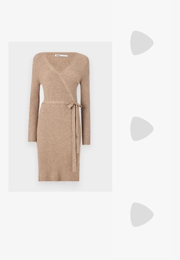 Adīta apģērba kleita vieglā brūnā tonī, ar garām piedurknēm, V veida izgriezumu, ribotu tekstūru un sasienamu jostu, kas ļauj pielāgot fit.; Zeltaini, metāla kurpes ar siksniņām, norakans purngalis un masīla papēdis. Gluda tekstūra, minimālisma dizains un šaura siksna.; Melnas ādas rokassoma ar izliekta formu, noņemamu siksnu un zelta aksesuāriem. Somai ir vāciņš ar sprādzes detaļu.; Zelta auskari ar gludu, spīdīgu apdari. Apaļš dizains, kas ietver mazu tapu un caurspīdīgu pamatni drošai valkāšanai.