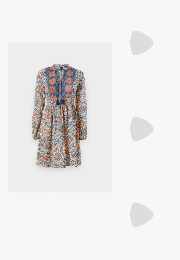 Rochie cu imprimeu floral, cu mâneci lungi, decolteu înalt și detaliu cu sfoară. Culorile includ albastru, portocaliu și crem.; Pantofi cu toc slingback din piele lacuită neagră, cu vârf ascuțit și toc geometric. Prezintă un design elegant, minimalist și o textură netedă.; Geantă din piele neagră, cu o formă curbată, curea detașabilă și accesorii aurii. Geanta are un capac cu un detaliu tip cataramă.; Cercei aurii cu forme texturate și ondulate. Include studs sculpturale cu clip și un design de cerc deschis cu un finisaj cioplit.