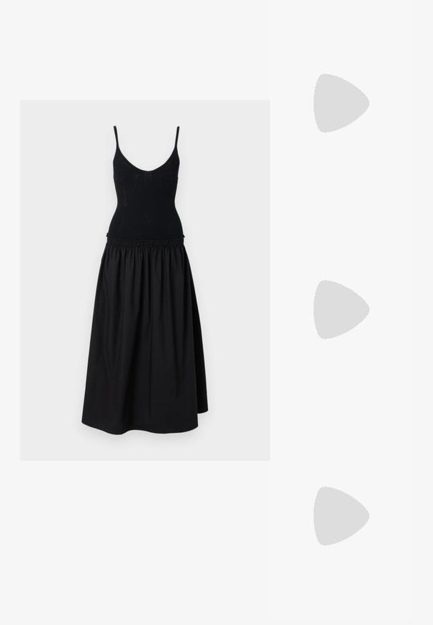 Vestido negro con un cuerpo ajustado y acanalado, con tirantes finos y una falda acampanada y fruncida. La tela es suave y con un acabado mate.; Sanda negra de cuero con hebilla ajustable, suela plana de color marrón claro y dos tiras anchas cruzando sobre el pie, diseño minimalista.; Bolso de mano de cuero negro con una correa de cadena plateada, que presenta acentos decorativos en forma de alas y costuras blancas a lo largo de la costura inferior.; Pendientes en forma de ala con metal de tono plateado, adornados con brillantes de corte redondo y claros, y detalles en metal de tono dorado en un diseño en capas.
