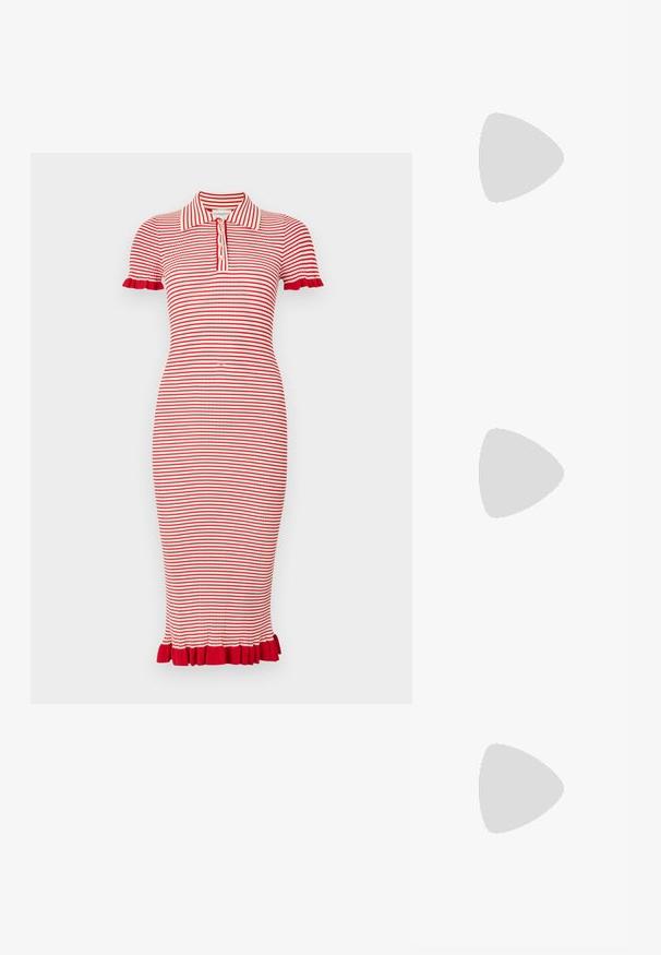 Gestreiftes Polo-Kleid in Rot und Weiß mit kurzen Ärmeln, das eine gerippte Textur und Rüschenelemente an den Ärmeln und dem Saum aufweist. Mit einer Knopfleiste mit fünf Knöpfen.; Schwarze Lack-Slingback-Pumps mit spitzem Zehenbereich, versehen mit strukturiertem Schlangenprint, verstellbarem Riemen und einem kurzen, strukturierten Blockabsatz.; Schwarze Leder-Umhängetasche mit zwei vorderen Taschen, goldenen Schnallen, Reißverschluss und einem schmalen Tragegurt. Texturierte Oberfläche und kompakte rechteckige Form.; Ohrringe in Goldfarbe mit einem rechteckigen, durchsichtigen Kristall, der unter einer Reihe kleiner, runder klarer Akzente hängt. Elegantes, modernes Design.