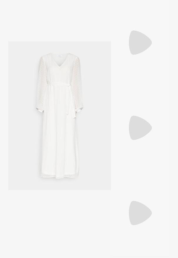 Balta suknelė su V formos kaklu ir ilgomis permatomomis rankovėmis, turinti tekstūrinį audinį, savarankiškai rišamą liemenį ir taškeliais dekoruotą raštą.; Aštrus pirštas aukštakulnis batelis su sidabro, aukso ir nuogų spalvų deriniu. Blizgus paviršius su išpjovos dizainu, su stiletto kulnu.; Sidabrinė metalinė maišelio forma su švelnia, apvalia forma ir mazgu užveriamu viršumi. Pagaminta iš lygios dirbtinės odos medžiagos.; Sidabrinės pusmėnulio auskarai minimalistiniu dizainu. Apskritimo forma, lygus paviršius ir plonas profilis. Lengvi su poliruotu apdailu.