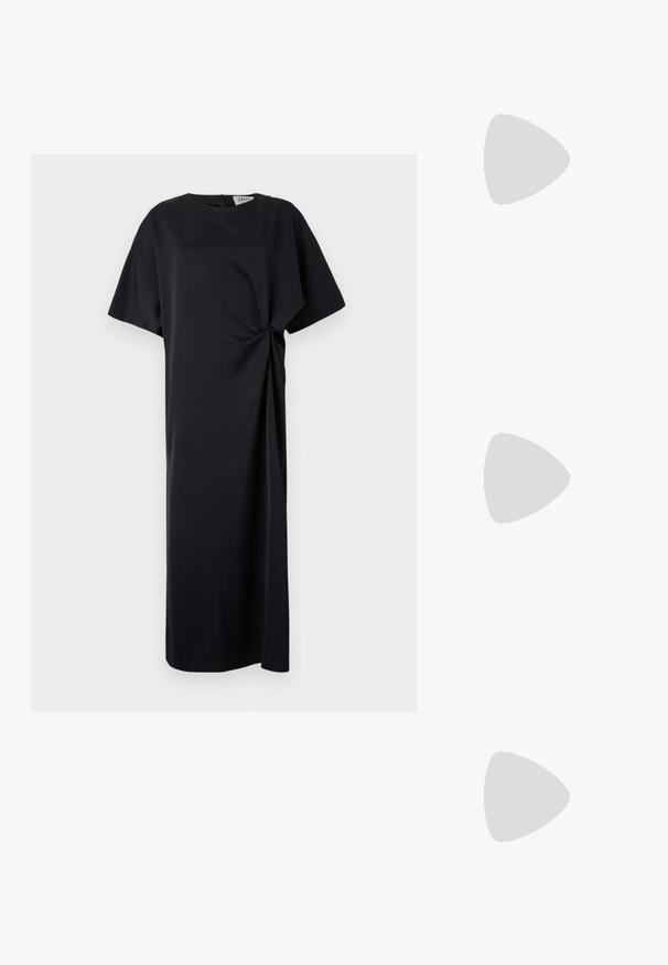 Črna obleka do kolen iz mehkega materiala, z okroglo izrezom, kratkimi rokavi in zvitim detajlom na strani.; Črne visoke sandale na peto imajo tanke naramnice z vozlom, gladek kvadratni toe in eleganten stiletto peto.; Svetlo siva kovinska torbica z verižnim ročajem, okrašena z majhnimi okroglimi kovinskimi bleščicami in trikotnim logotipom blagovne znamke.; Srebrne obročaste uhane z gladko, sijočo površino. Zaobljena oblika, lahka zasnova, z zapiranjem na zatič.