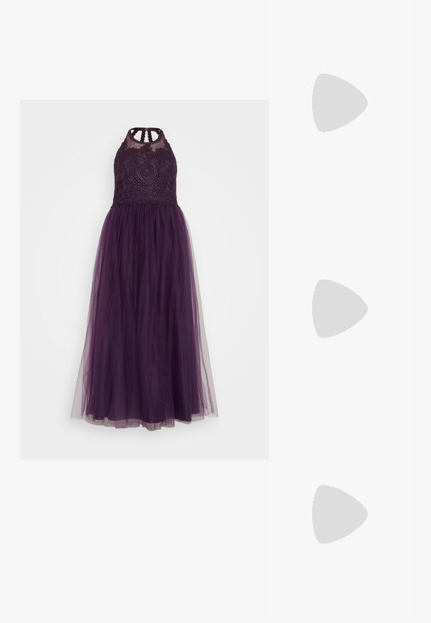 Lilla kaelusega kleit, millel on helmestega bodi, läbipaistev tülli seelik ja keeruline detailitöö. Omab lõikega selga ja kihilist tekstuuri.; Hõbedased slingback kõrged kontsad terava ninaga, metalne viimistlus, kaks dekoratiivset rihma ja sihvakad kontsad musta otsaga.; Mustmust mustraha kõverate joontega, eemaldatava rihmaga ja kuldsete detailidega. Kotil on klapp, millel on pandladetail.; Kuldse värvi kõrvarõngad, mis on kaunistatud tekstuursete ja laineliste kujunditega. Komplektis on skulpturaalsed klamber kõrvarõngad ja avatud rõngasdisain, millel on lõhestatud viimistlus.
