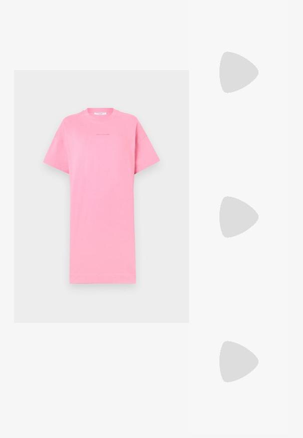 Rosa bomull t-skjorte med korte ermer, avslappet passform, rund hals og minimalistisk tekstdetalj i midten. Enkel design, ensfarget.; Sorte skinnankelsko med blokkhæl og plattformsåle, sett fra siden på en enkel hvit bakgrunn.; Beige oversized solbriller med klar ramme og brune tonede linser, med subtile blomsterdetaljer og dristig, geometrisk design.; Svart håndveske med strukturert form, jevn tekstur og metallisk lås. Kombinert med brede svarte bukser og sandaler med åpen tå på tregulv.