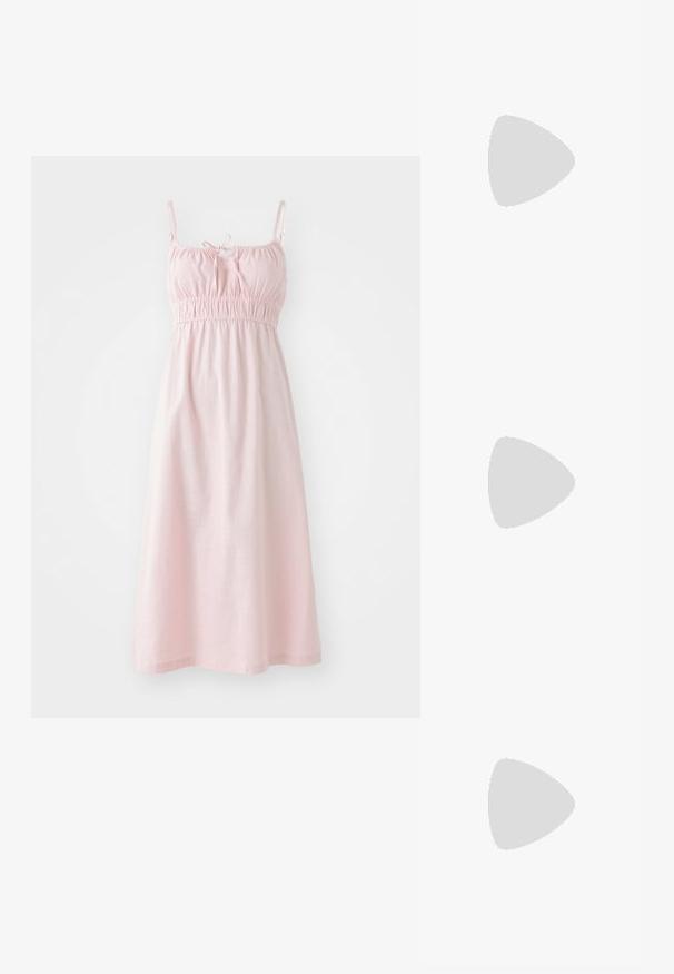 Helles rosafarbenes ärmelloses Kleid mit elastischem Bund, Bindegürtel am Ausschnitt und einem lockeren, fließenden Design. Hergestellt aus weichem, strukturiertem Stoff.; Weiße Sportschuhe mit strukturiertem Obermaterial, verstellbarem Klettverschluss, runder Zehenpartie und einer dicken Sohle mit auffälligem Profil.; Braune Leder-Crossbody-Tasche mit geschwungener Form, goldfarbenen Beschlägen und einer Schnallenakzentuierung. Verfügt über einen abnehmbaren Schultergurt.; Silberne Creolen mit einem glatten, runden Design und einer polierten Oberfläche. Sie sind dünn und leicht und verfügen über einen einfachen Verschluss.