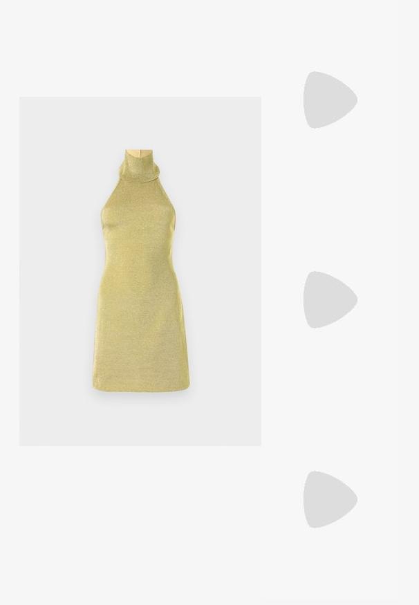 Robe sans manches en tricot doré métallique avec un col montant haut. Design ajusté avec une texture lisse et une forme minimaliste.; Stuart Weitzman NUDIST II - Sandales à talons hauts - black; Sac à main en métal argenté de forme triangulaire, doté de deux poignées et d'une bandoulière amovible. Texture lisse avec des fermetures à glissière et des accents décoratifs.; Boucles d'oreilles en or avec un accent en croix, une base ronde texturée avec un gemme central et des détails complexes le long des bords.