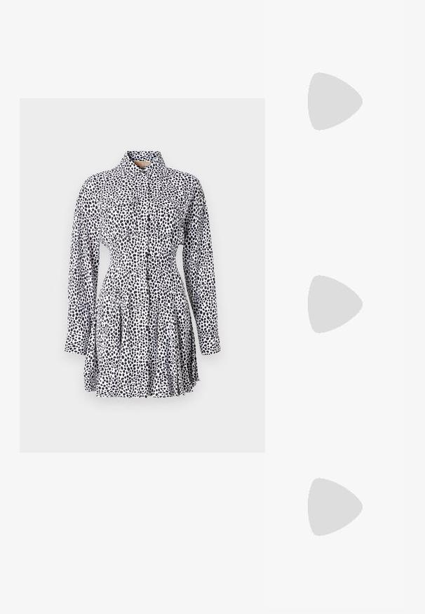 Abito button-up in tessuto bianco con un motivo a macchie nere, dotato di maniche lunghe, vita attillata e gonna plissettata.; Décolleté in pelle nera con tacco kitten, punta argentata appuntita e doppie cinghie con fibbia su sfondo bianco.; Borsa a tracolla nera in pelle con due tasche frontali, fibbie dorate, chiusura con zip e una tracolla sottile. Superficie texturizzata e forma rettangolare compatta.; Orecchini in tonalità dorata con un cristallo trasparente rettangolare sospeso sotto una fila di piccoli accenti trasparenti rotondi. Design elegante e moderno.