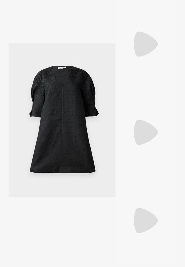 Zwarte jurk met een V-halslijn, korte pofmouwen en een textuurstof met kleine embellissementen voor detail.; Gouden vegan leren sandalen met twee verstelbare banden, een kurken voetbed en een donker rubberen zool. Zachte textuur met metallic afwerking.; Rechthoekige zonnebril met een schildpad-print kunststof montuur, donkere lenzen en zilveren accenten aan de zijkanten. gemaakt in Italië.; Bruin leren schoudertas met logo-patroon, gouden kettingband, ritsluiting en gouden hardwareaccenten. Compacte en rechthoekige vorm.