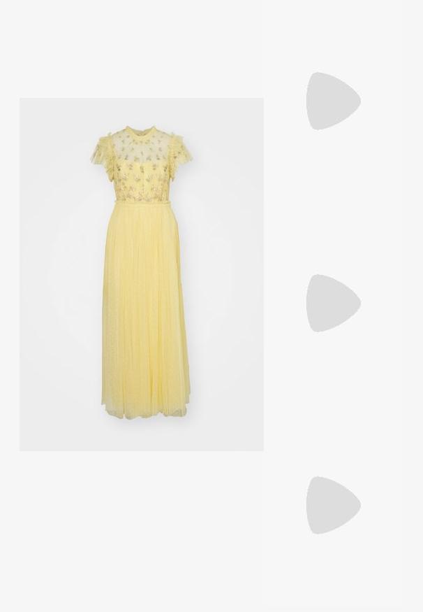 Needle & Thread ROCOCO BODICE ANKLE GOWN - Oblačila za posebne priložnosti - lemon; Bela usnjena teniski čevlji, nizki model, z gladko teksturo, okrogle konice, vezavi spredaj ter majhnim vezenim logotipom na strani.; Črna usnjena polmesec torba z zlatim okrasjem, z zadrgo. Nošena čez ramo preko sivega puloverja.; Klavirske uhani v zlatem tonu s zvitim dizajnom. Vsak uhán je opremljen s krožno prozorno podlago za zagotavljanje varne nošnje.