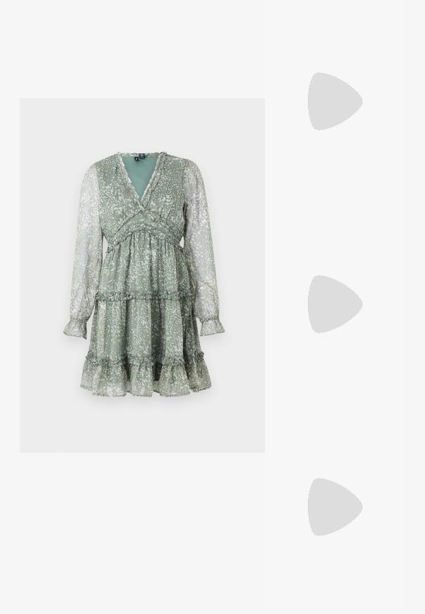 Vihreä kukkakuosiset mekko, jossa on pitkät hihat, V-pääntie, kerrokselliset röyhelöt ja poimittuja yksityiskohtia. Se on valmistettu kevyestä, läpikuultavasta materiaalista.; Mustat patentoitu nahkakengät, joissa on säären takaosa ja terävä kärki, sekä geometrinen palikkakorko. Sisältää tyylikkään, minimalistisen muotoilun ja sileän pinnan.; Musta nahkainen käsilaukku, joka on kaareva muotoilultaan, irrotettavalla hihnalla ja kultaisilla yksityiskohdilla. Laukussa on läppä, jossa on solk yksityiskohta.; Kulta sävyiset renkaat, joissa on sileä ja kiillotettu pinta. Ominaisuuksia ovat puolikuun muoto ja turvallinen painike suljenta.