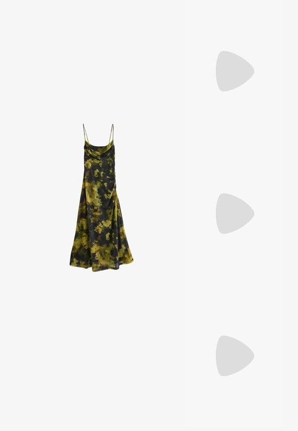 Ärmelloses Kleid mit Kapuzenkragen im Camouflage-Muster aus Dunkelgrün, Olivgrün und Schwarz. Weicher, fließender Stoff mit lockerer Passform.; Spitz zulaufender Slingback-Absatz aus einem glatten, glänzenden, tanfarbenen Material. Mit einem geschwungenen Ausschnitt-Design und einem schlanken Stiletto-Absatz. Silberne Schnallendetails.; Beige Wildleder-Umhängetasche mit geschwungener Form, goldener Hardware und Reißverschluss. Verfügt über einen angehängten Charm mit den Initialen "MK."; Cremfarbene Wollhandschuhe mit gerippten Bündchen, die jeweils zwei dekorative goldene Knöpfe an der Oberseite der Bündchen haben. Weiche Textur mit Fingeröffnungen.