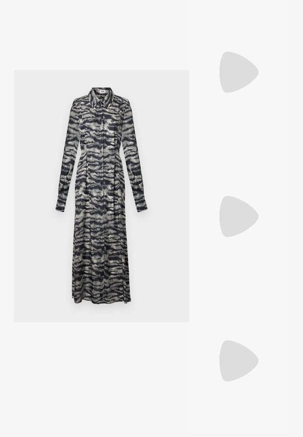 Abito lungo a fantasia in nero e grigio con colletto, maniche lunghe, chiusura a bottoni e vestibilità fluida, caratterizzato da un design astratto ondulato.; Scarpa con tacco alto in pelle nera, con punta affusolata, texture liscia e tacco rastremato. Design minimalista, senza ulteriori decorazioni.; Borsa a tracolla nera in pelle con forma curva, manico sottile, cerniera argentata e logo Calvin Klein sul davanti. Texture liscia e design minimale.; Orecchini a cerchio argentati con un design liscio e curvo. Presentano una finitura metallica lucida e una chiusura a perno. Nessun motivo o accentuazione visibile.