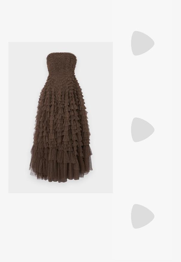 Brezzna rjava obleka brez naramnic z teksturiranim korzetom in plastnim volanastim krilom ter subtilnimi zlatimi poudarki po volanih.; Zlate sandale s peto in vozlom spredaj, z naborki teksturo in trakcem okoli gležnja. Blok peta ima rebrast dizajn, ki izboljšuje oprijem.; Črna usnjena torbica čez ramo z dvema sprednjima žepoma, zlatimi zaponkami, zadrgo in ozkim pasom. Tekstura površine je strukturirana, obliko pa ima kompaktno pravokotno.; Zlato-tonirani kovinski uhani v obliki obroča s krivuljo in podolgovato obliko. Imajo gladko, sijočo površino in zaobljen vrh za dodaten detajl.