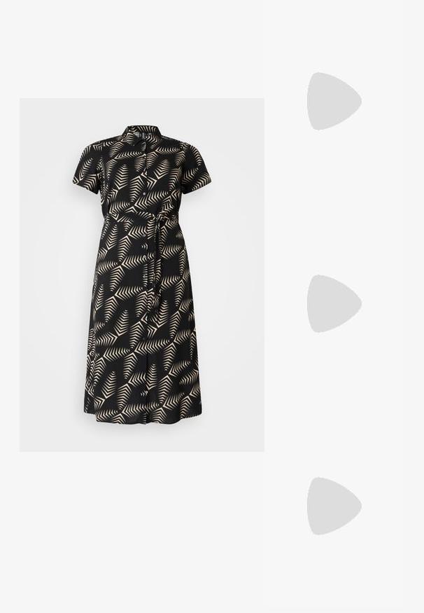 Vero Moda Curve VMCEASY LONG SHIRT DRESS - Tričkové šaty - black; Čierne lakované kožené sandálové podpätky s špicatou špičkou a geometrickým blokovým podpätkom. Disponujú elegantným, minimalistickým dizajnom a hladkým povrchom.; Čierna kožená kabelka s zaobleným tvarom, odnímateľným popruhom a zlatými doplnkami. Kabelka má klopu s detailom s prackou.; Prsteň v zlatej farbe s organickým, skrúteným dizajnom, hladkým povrchom a zužujúcimi sa koncami, vytvárajúci moderný, sochársky vzhľad.