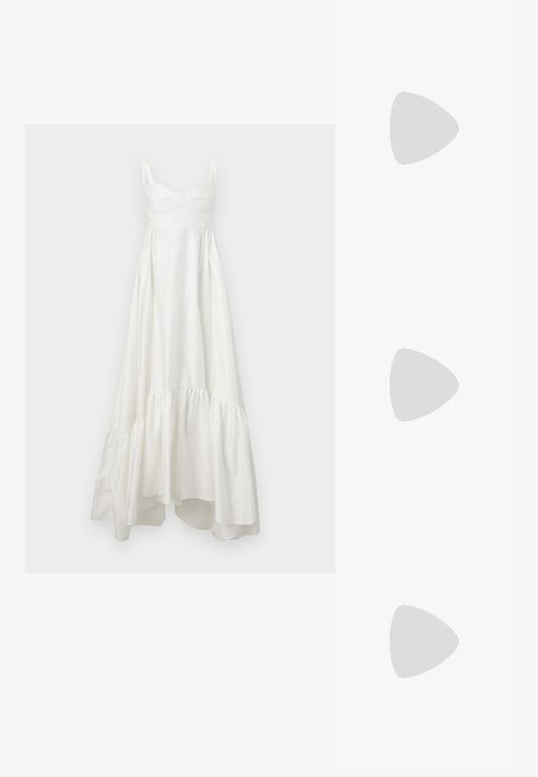 Robe maxi en coton blanc avec un corsage ajusté, des fines bretelles et un ourlet à volants en plusieurs niveaux. Texture lisse et éclat subtil sur l'ensemble.; Escarpins en cuir noir avec une pointe fine, une bride ajustable et un talon aiguille élégant, présentant une finition lisse.; Sac à main en cuir noir avec une poignee courbée, ornée d'un motif d'empiècements métalliques répartis uniformément sur la surface. Fermeture zippée.; Une paire de boucles d'oreilles en métal doré, de forme ovales irrégulières, avec une surface texturée et légèrement martelée sur fond blanc.