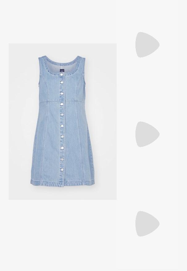 GAP ARCHIVE SHIFT MINI - Rochie din denim - light wash; Pantofii cu toc ascuțit din piele neagră, cu breteaua pentru glezne și toc gros. Textură netedă, design elegant și estetică minimală.; Geantă din piele neagră, cu o formă curbată, curea detașabilă și accesorii aurii. Geanta are un capac cu un detaliu tip cataramă.; Cercei din argint cu un design elegant și rotund, având o suprafață netedă și fără embellismente vizibile. Diametrul nu este specificat.