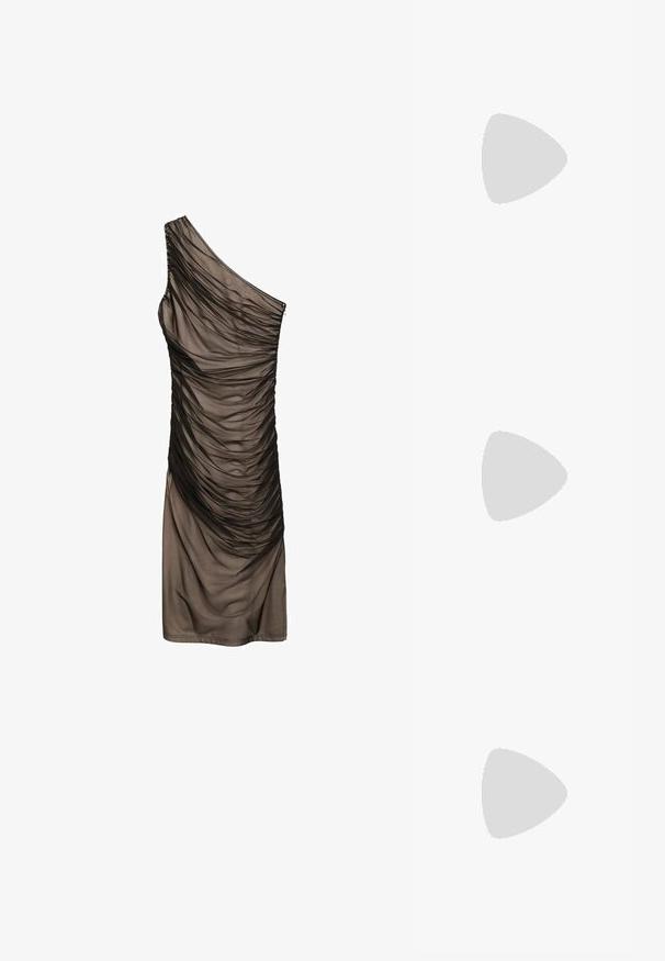 Mango Freizeitkleid - black; Schwarze knöchelhohe Stiefel aus glänzendem Material, mit einem klobigen Blockabsatz und einer runden Zehenpartie. Nahtdetails verlaufen entlang der Außenseite.; Schwarze Lederhandtasche mit einem geschwungenen Design, verziert mit silbernen Nieten, einer Schnalle und zwei seitlichen Taschen. Verstellbarer Träger für verschiedene Tragemöglichkeiten.; Schwarze Handschuhe aus transparentem Stoff mit strukturierten floralen und runden Mustern. Längeres Design mit glatter Oberfläche und Etikettendetail auf einem Handschuh.