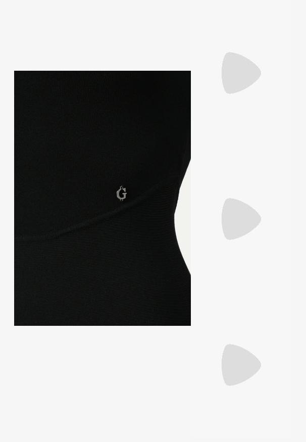 Top sportiv negru cu textură în relief, având un logo subtil argintiu pe lateral și un design elegant, mulat.; Sandale negre cu toc înalt au curele subțiri cu un design legat, un vârf pătrat neted și un toc stiletto elegant.; Geantă metalică gri deschis, cu un strap din lanț, decorată cu mici ținte circulare metalice și un logo de marcă triangular.; Cercei rotunzi din argint cu un finisaj neted și strălucitor. Design ușor, având o formă rotundă și închidere cu tijă.