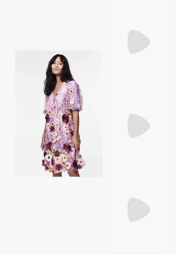 YAS YASFLOWERING DRESS SHOW - Kokteiļkleita/ballīšu kleita - pink; Melna lakota ādas siksna ar augstu papēdi un smailu purngalu ar zelta krāsas kvadrātveida papēža akcentu. Aprīkots ar regulējamu potītes siksniņu.; Zelta metāla somiņa ar strukturētu dizainu, gludu tekstūru un regulējamu siksniņu. Iezīmējas ar unikālu trīsstūrveida formu un minimālistisku šuvumu.; Trīs auskariņu pāri: lieli baltie pērļu auskari, zelta riņķi ar caurspīdīgiem dārgakmeņiem un divi garie, taisnie zelta akcentu auskaru pāri ar spīdīgām detaļām.