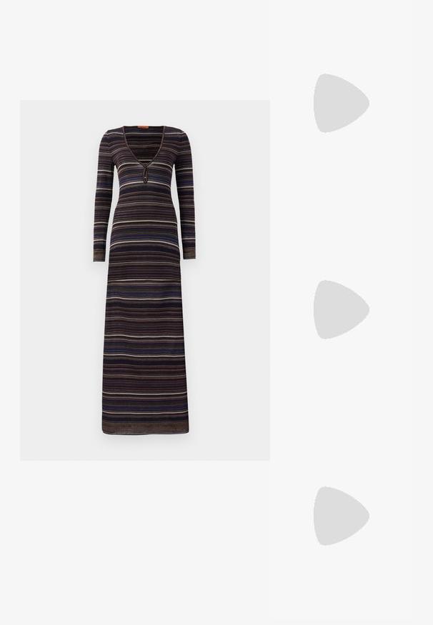 Abito lungo in maglia con scollatura a V profonda, maniche lunghe e strisce verticali in colori scuri con accenti di blu, marrone e grigio.; Sandalo scivoloso in pelle dorata con design aperto, forma minimalista e dettagli ritagliati sulla fascia. Suola piatta con interno marrone.; Occhiali da sole neri a forma quadrata con lenti scure, montatura in plastica liscia e sottili accenti simili a ali sulle tempie.; Borsa a secchiello in pelle nera con finitura testurizzata, dettagli in metallo dorato e apertura superiore. Presenta una maniglia corta e una tracolla regolabile.