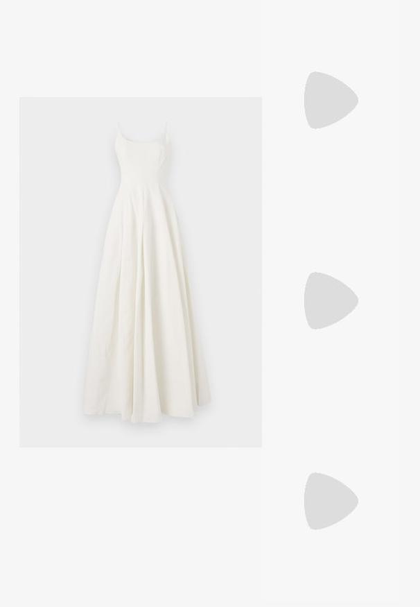 Bílé dlouhé šaty z látky s upnutým tělem, tenkými ramínky a rozšířenou sukní. Hladká textura bez viditelných vzorů nebo dekorací.; Bílé muly s špičatou špičkou a nízkým jehlovým podpatkem. Vyrobené z hladkého materiálu s minimalistickým designem a jemným detailním pro tanovou podrážku.; Zelená kabelka ve tvaru srdce s emblémem žluté a modré planety, krátká rukojeť a stříbrný řetízkový popruh na bílém pozadí.; Náušnice ve zlatém tónu s perlovými korálky a kulatým přívěskem s visící perlou. Doplňuje je čistý krystal na zapínání.