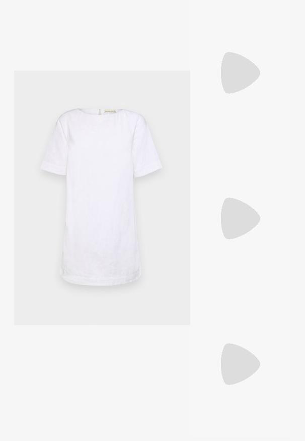 Abercrombie & Fitch - Sukienka letnia; Brązowe skórzane klapki z krzyżującymi się paskami, płaską podeszwą i gładką fakturą. Prosty design bez ozdób czy wzorów.; Okulary przeciwsłoneczne w kolorze wenge z geometrycznym wzorem, żółtymi soczewkami i metalowymi akcentami na zausznikach. Szeroka oprawa o matowej fakturze.; Brązowa torebka z zamszu z złotym kwadratowym zapięciem, górnym uchwytem i łańcuszkowym paskiem. Charakteryzuje się prostokątnym kształtem i zaokrąglonymi krawędziami.