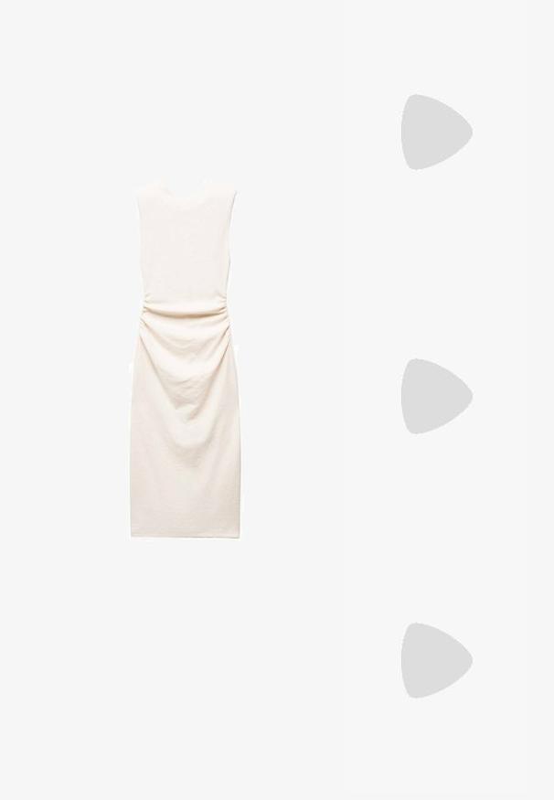 Mango Etui-jurk - beige; Zachtroze slingback ballerina's met een spitse neus, gemaakt van een glad leerachtig materiaal. Bevat uitsnijdingen aan de zijkanten en heeft een platte hak.; Bruine gradient zonnebril met een doorzichtig roze montuur, vierkante vorm en dunne metalen armen. Heeft afgeronde hoeken en minimale details.; Metalen gouden clutch met een gladde, ronde vorm, voorzien van een bovenste knoopsluiting en een kleine kettingband om mee te dragen.