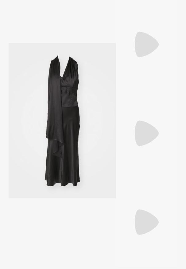 Must musta õhtukleit, millel on sügav V-kaelus, pitsdetailid vööl ja elegantne voolav peit, mis langeb kaunilt.; Mustad läikivad patendiga slingback-kõrged kontsad, millel on terav põlv ja reguleeritav pahkluu rihm, ning mõõdukas plokknukk. Sile tekstuur läikiva viimistlusega.; Valge käekot, millel on tekstureeritud ja kaardus disain. Omab silmapaistvat käepidet ja ümarat põhi, sujuva viimistlusega ning minimaalsete riistadega.; Sõrmused, millel on omavahel põimunud kuld- ja hõberõngad, selge kuupilise zirkoonia aktsent ja tekstureeritud riba ühel rõngal.