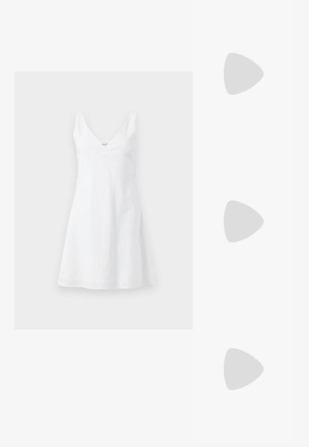 Hvid linned kjole med V-hals, tætsiddende liv og udvidet skørt. Stoffet har en let krøllet tekstur. Ingen synlige mønstre eller accenter.; Sort læderstøvle til midt på læggen med spids tå og blokhæl på ensfarvet lys baggrund.; Skildpaddemønstrede solbriller med ovale linser, brunt farvetone, tynde stænger med et struktureret mønster, letvægts plastisk ramme.; Sort læder tote taske med glat tekstur, struktureret form, to håndtag og en fremtrædende sølvspænde detalje på forsiden.