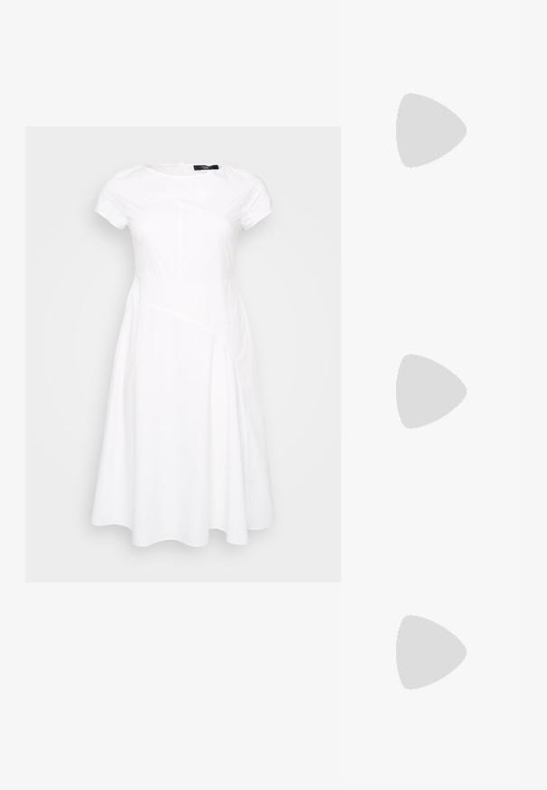Robe blanche à manches courtes avec un détail de couture, forme évasée, col rond et tissu lisse et texturé. Design épuré et moderne.; Sandal en cuir noir avec des fines lanières, un petit talon carré et un bout carré. Dispose d'une fermeture à boucle et d'une texture lisse.; Lunettes de soleil écaille de tortue avec une monture rectangulaire épaisse. Verres sombres et accents dorés sur les branches. Fini lisse et brillant.; Boucles d'oreilles en perles argentées avec une forme incurvée en haricot. Surface lisse et brillante, maintenues par une fermeture à tige et à dos.
