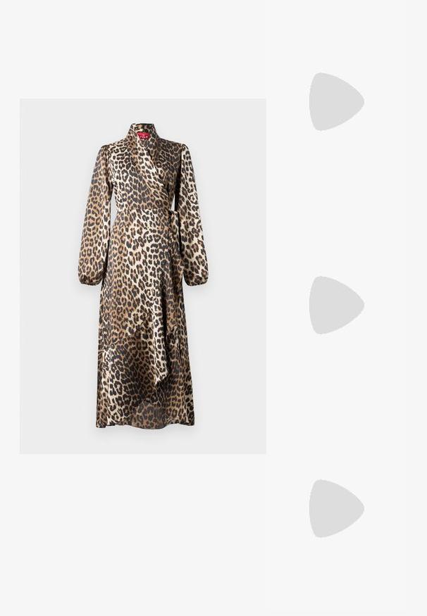 Leopardmønstret omslagskjole i satin. Lange ærmer, V-hals og taljebånd. Flydende silhuet med lagdelt kantdesign.; Sorte højhælede sandaler med tynde stropper og en knyttet design, en glat firkantet tå og en slank stiletto hæl.; Lys grå metallisk håndtaske med kædestrop, dekoreret med små runde metalliske studs og et trekantet brandlogo.; Sølv hoop øreringe med en glat, skinnende overflade. Rundet form, letvægtsdesign med post-back lukning.