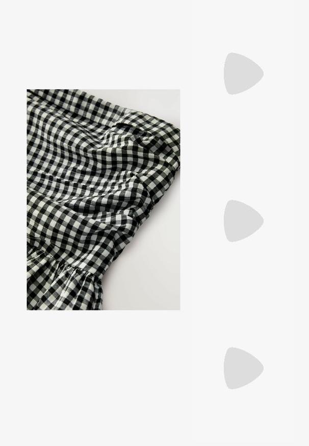 Czarno-biała tkanina w kratkę typu gingham z elastycznym pasem, z plisowanymi detalami i miękką, teksturowaną powierzchnią.; Jasnoniebieskie zamszowe trampki z białymi skórzanymi paskami, brązową teksturowaną podeszwą i złotym logo. Niskoprofilowy design z zaokrąglonym czubkiem.; Okrągłe, brązowe okulary przeciwsłoneczne z błyszczącą bordową oprawą. Cienkie ramiona z subtelnym detalem marki. Płaski kształt soczewek.; Żółta plisowana torebka wykonana z gładkiej sztucznej skóry, charakteryzująca się miękkim kształtem, pojedynczym paskiem na ramię oraz marszczonym designem u góry.; Zegarek kwarcowy Casio z prostokątną srebrną tarczą, złotymi akcentami oraz dwukolorową bransoletą metalową w srebrnym i złotym kolorze. Wodoszczelny.