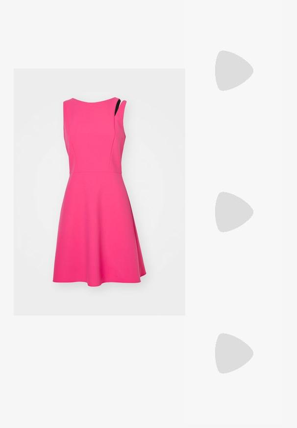 Varrukateta roosa kleit, millel on istuv bodi ja laienev seelik. Valmistatud siledast kangast, millel on peene asümmeetrilise õlavarre kujundus.; Mustad musta värvi kontsandaalid on varustatud peente rihmadega, millel on sõlmekujundus, siledad ruudukujulised varbad ja stiilne stilettokonts.; Helehall metallik handbags, millel on kett, kaunistatud väikeste ümmarguste metallist õmblustega ja kolmnurkse brändi logoga.; Hõbedased rõngaskõrvarõngad, millel on sile ja läikiv pind. Ümar kuju, kerge disain, millel on post-tagumise kinnituse süsteem.