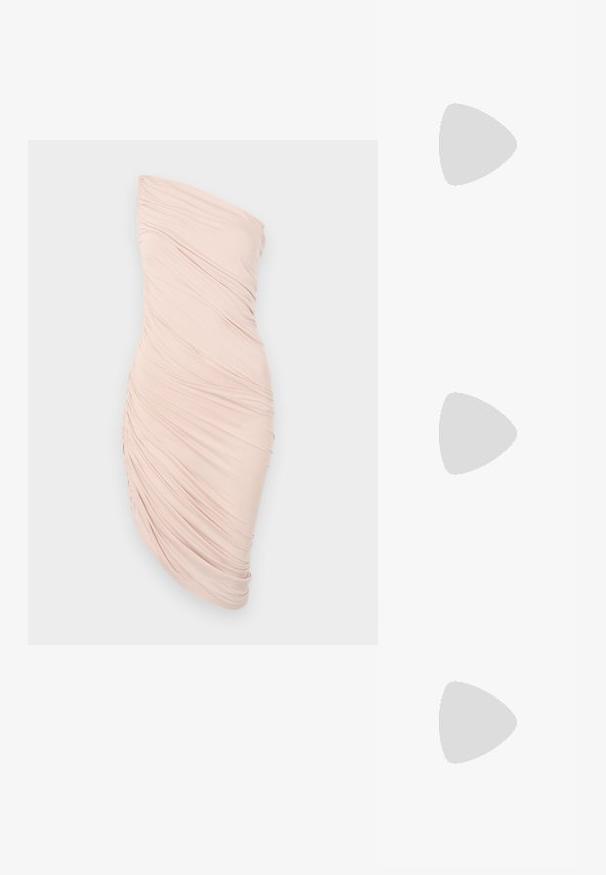 Vestido sem alças em tecido rosa claro, apresentando uma silhueta ajustada, textura suave e um design assimétrico com detalhes franzidos de um lado.; Sapato de salto alto em couro preto com bico apontado e biqueira metálica prateada. Apresenta um acabamento liso e um salto esguio de 10 cm.; Bolsa de mão branca em couro com acabamento texturizado, featuring a corrente dourada e detalhes pretos. Inclui um bolso frontal e fecho com zipper.; Colar de corrente de ouro com realces de contas brancas e um charme circular com um logotipo em relevo, fechado com um fecho de toggle.